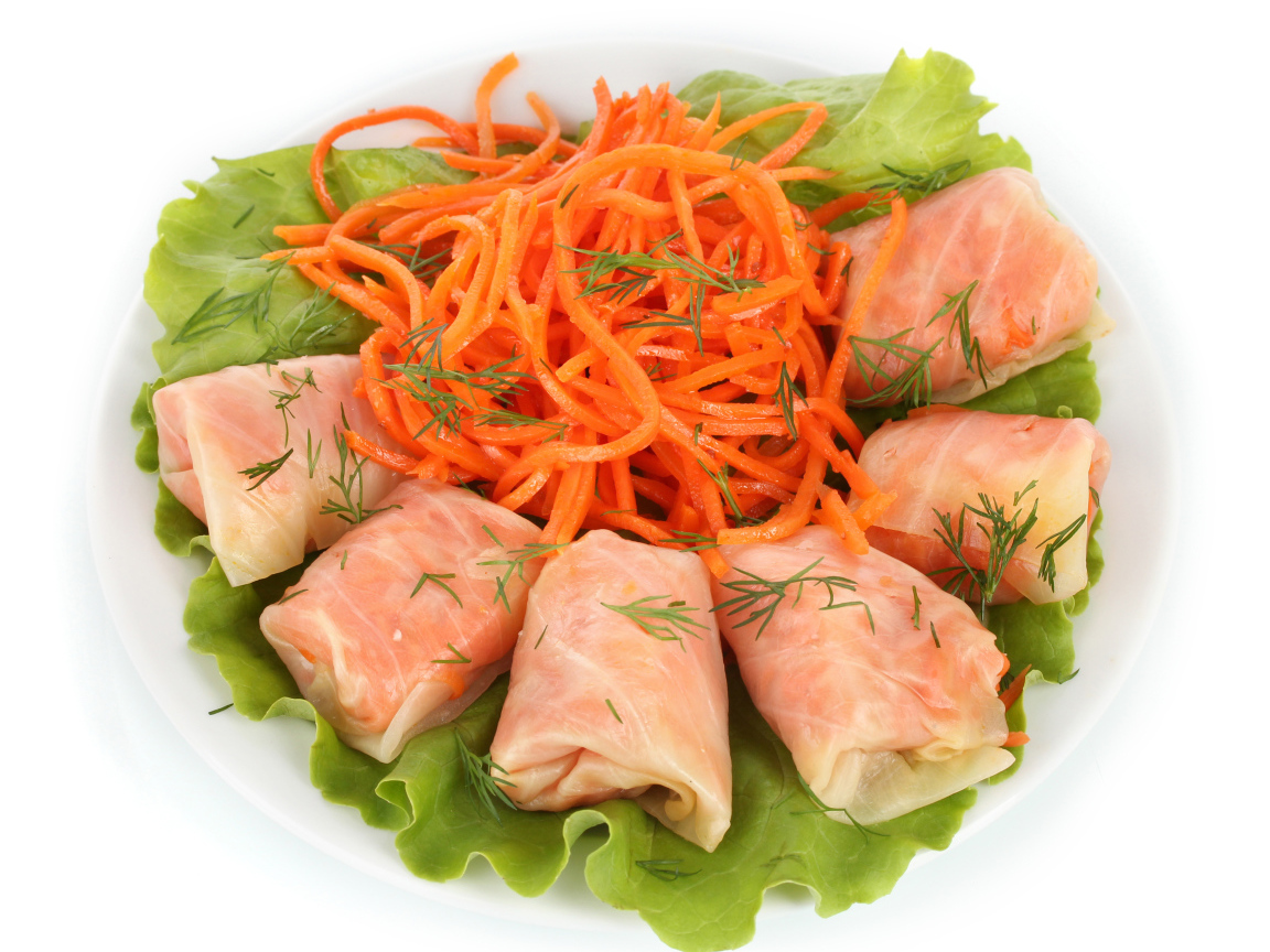 Голубцы с корейской морковью на белом фоне