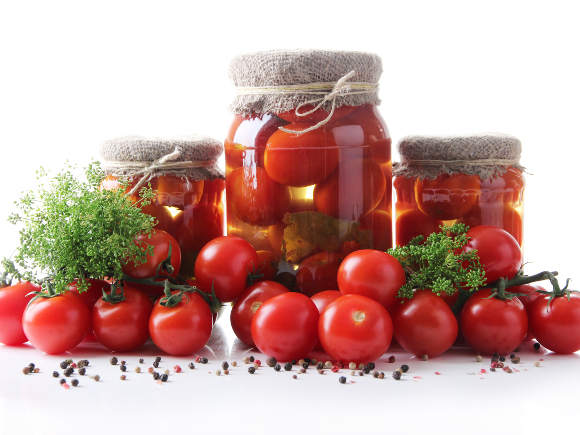 Консервированные помидоры в стеклянных банках