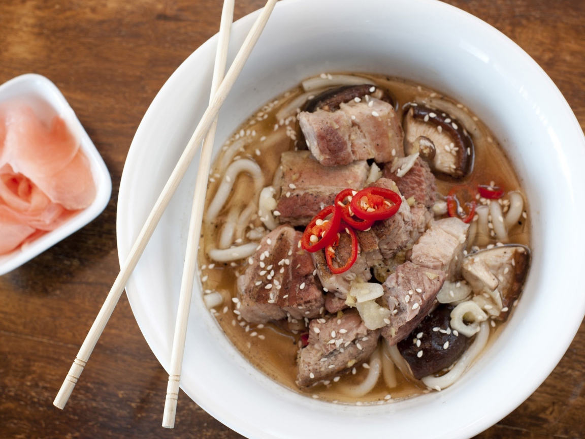 Хайнаньский суп с бараниной, лапшой и кунжутом в белой миске