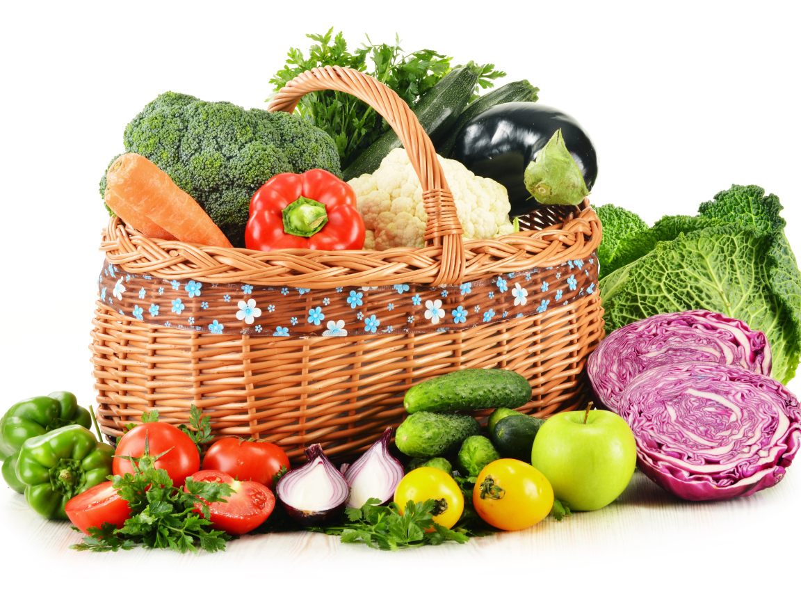 Большая корзина овощей на белом фоне