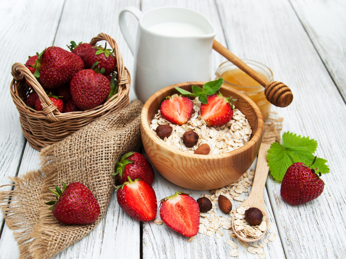 Овсяные хлопья с молоком и свежей клубникой на завтрак 