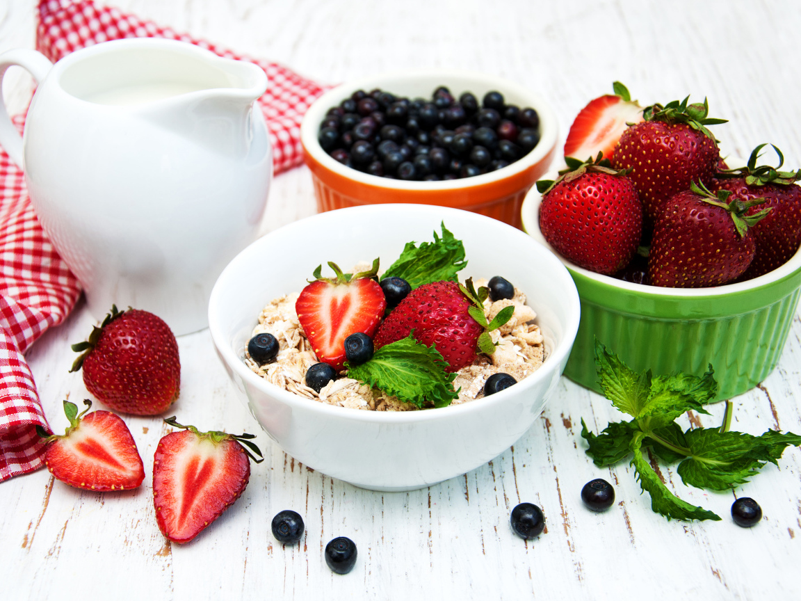 Овсяные хлопья и свежая клубника на завтрак 