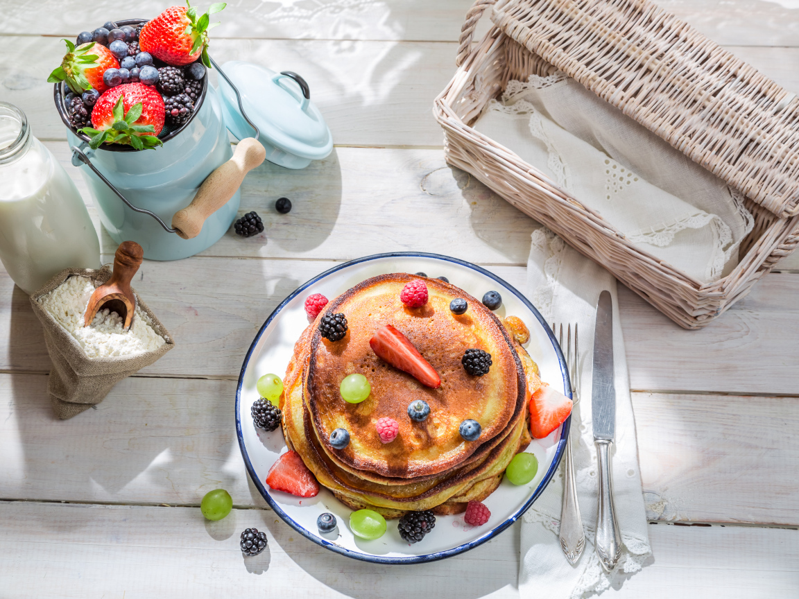 Оладьи с ягодами и молочными продуктами на завтрак 