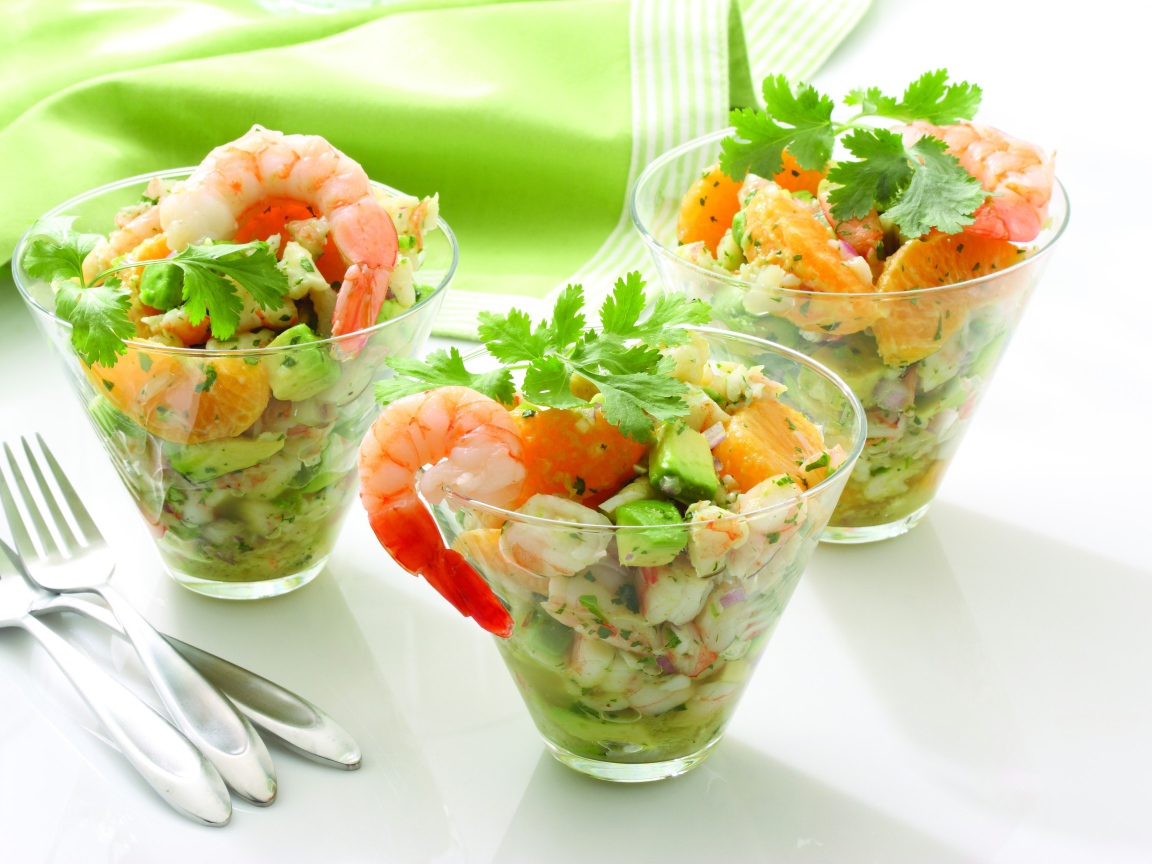 Салат с креветками, мандаринами, авокадо, луком и зеленью