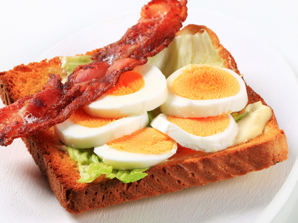 Бутерброд  с жареным беконом и вареными яйцами