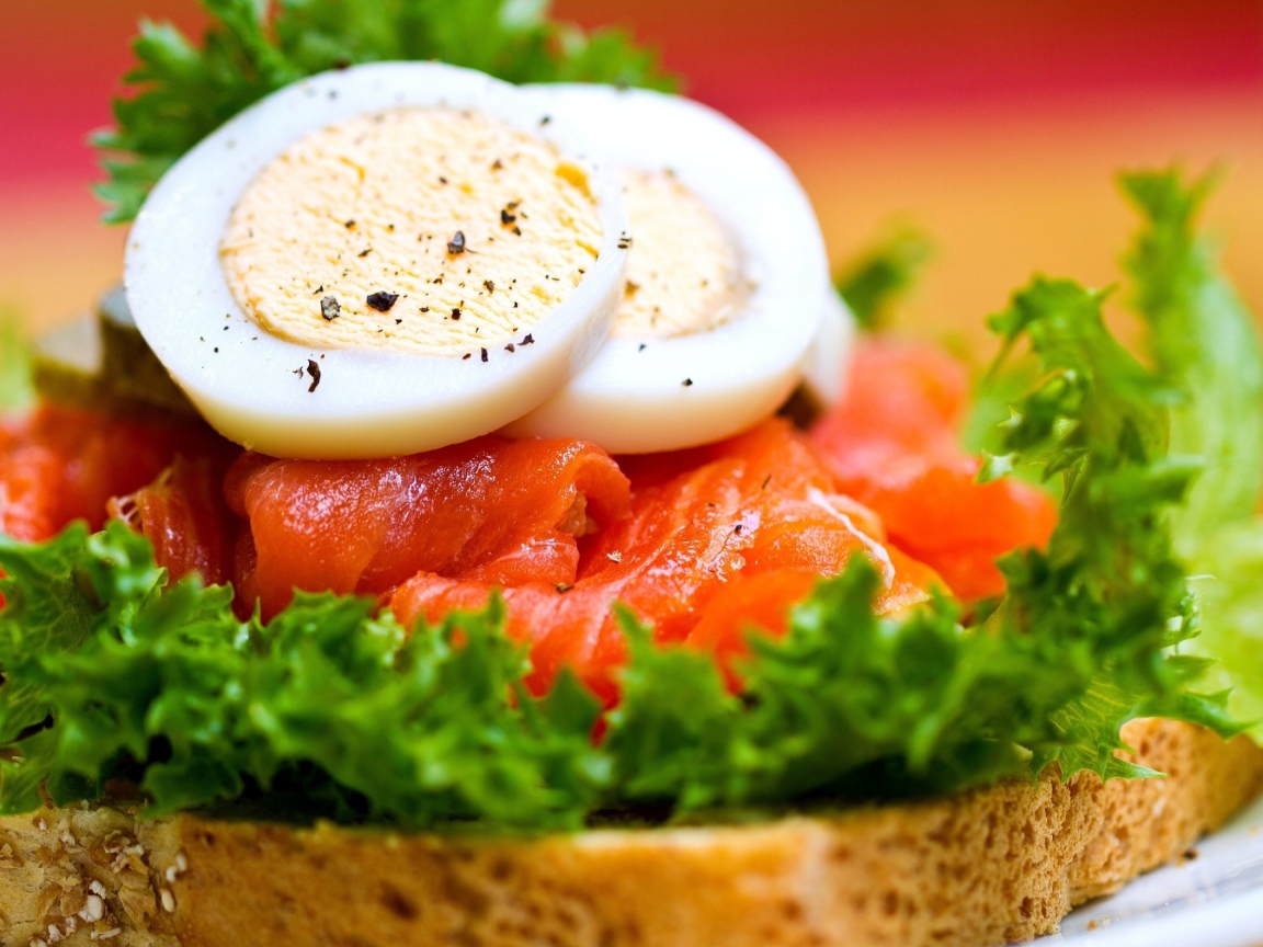 Бутерброд с красной рыбой и вареными яйцами