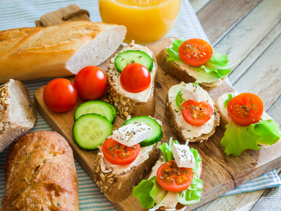 Бутерброды с сыром огурцами и помидорами на завтрак