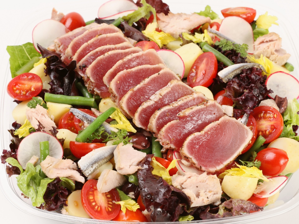 Овощной салат с рыбой и мясом