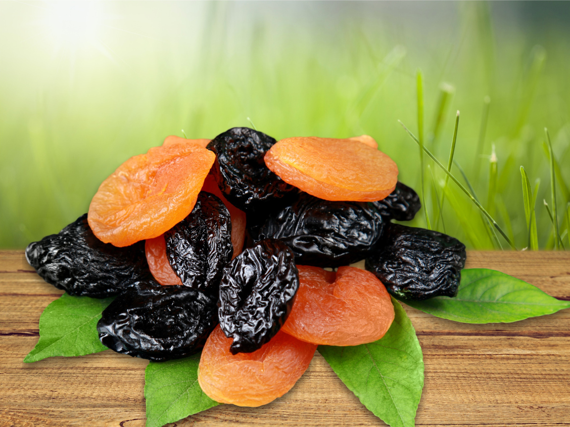 Сухофрукты чернослив и курага крупным планом