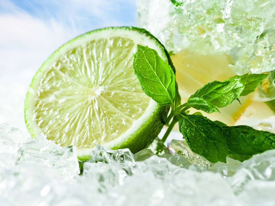 Половина зеленого лайма с кусочками льда