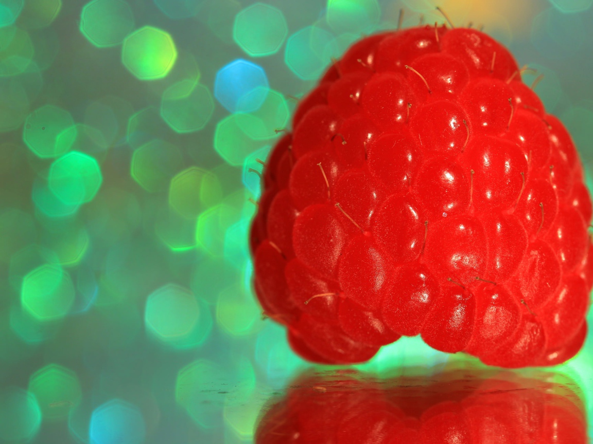 Большая сочная ягода малина крупным планом 