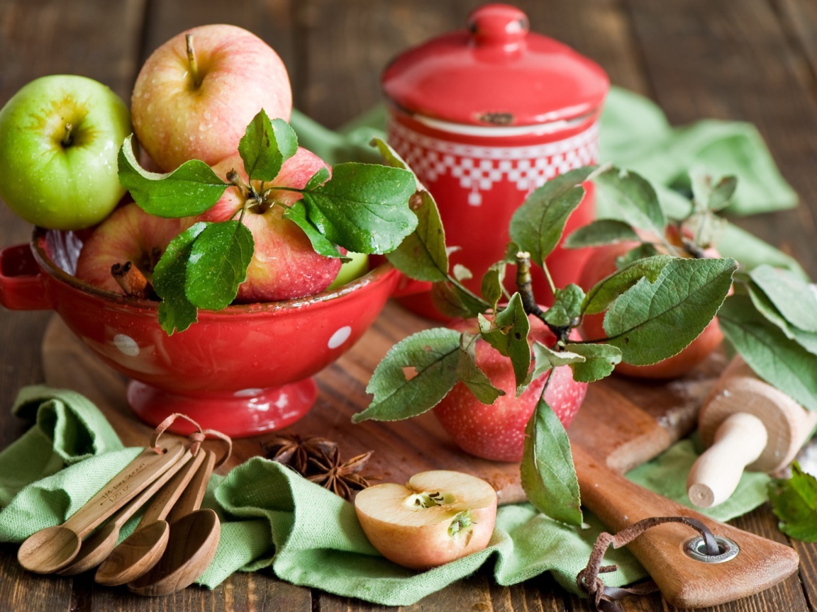 Красные яблоки на столе 