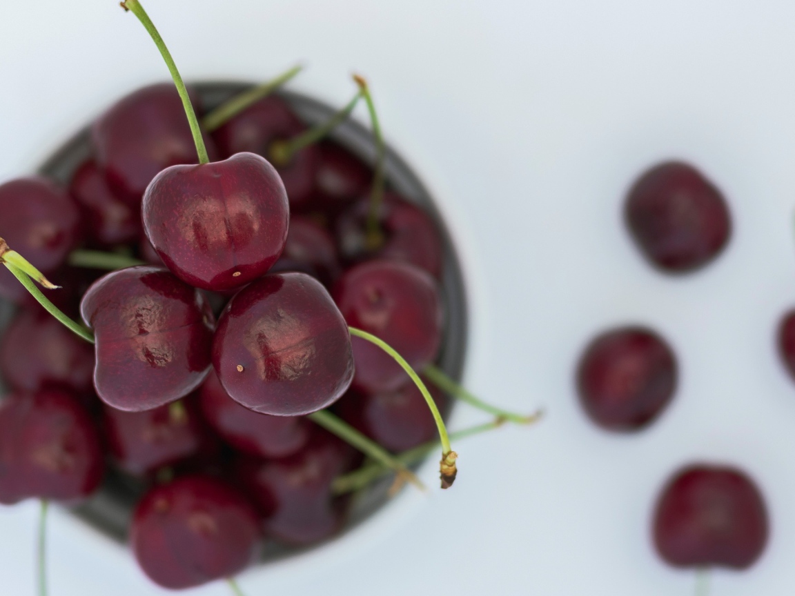 Спелые красные черешни лежат на столе
