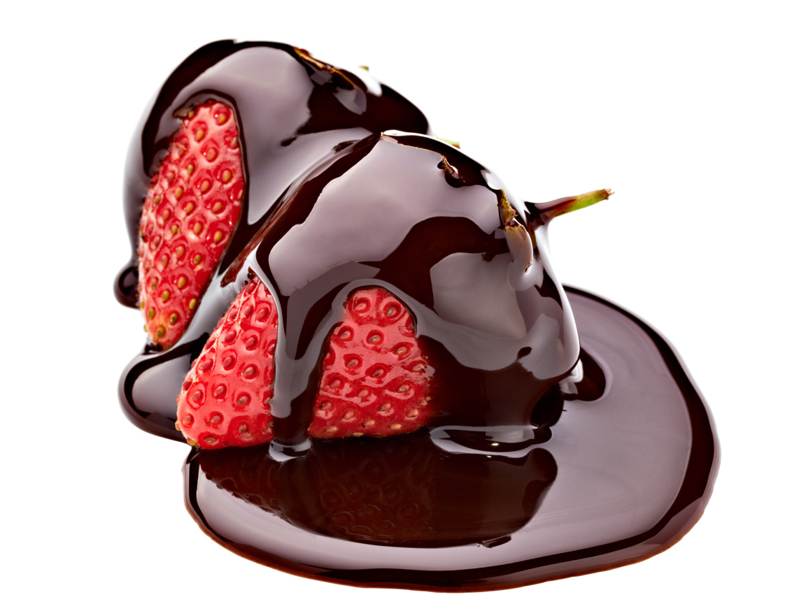 Клубника в черном шоколаде на белом фоне