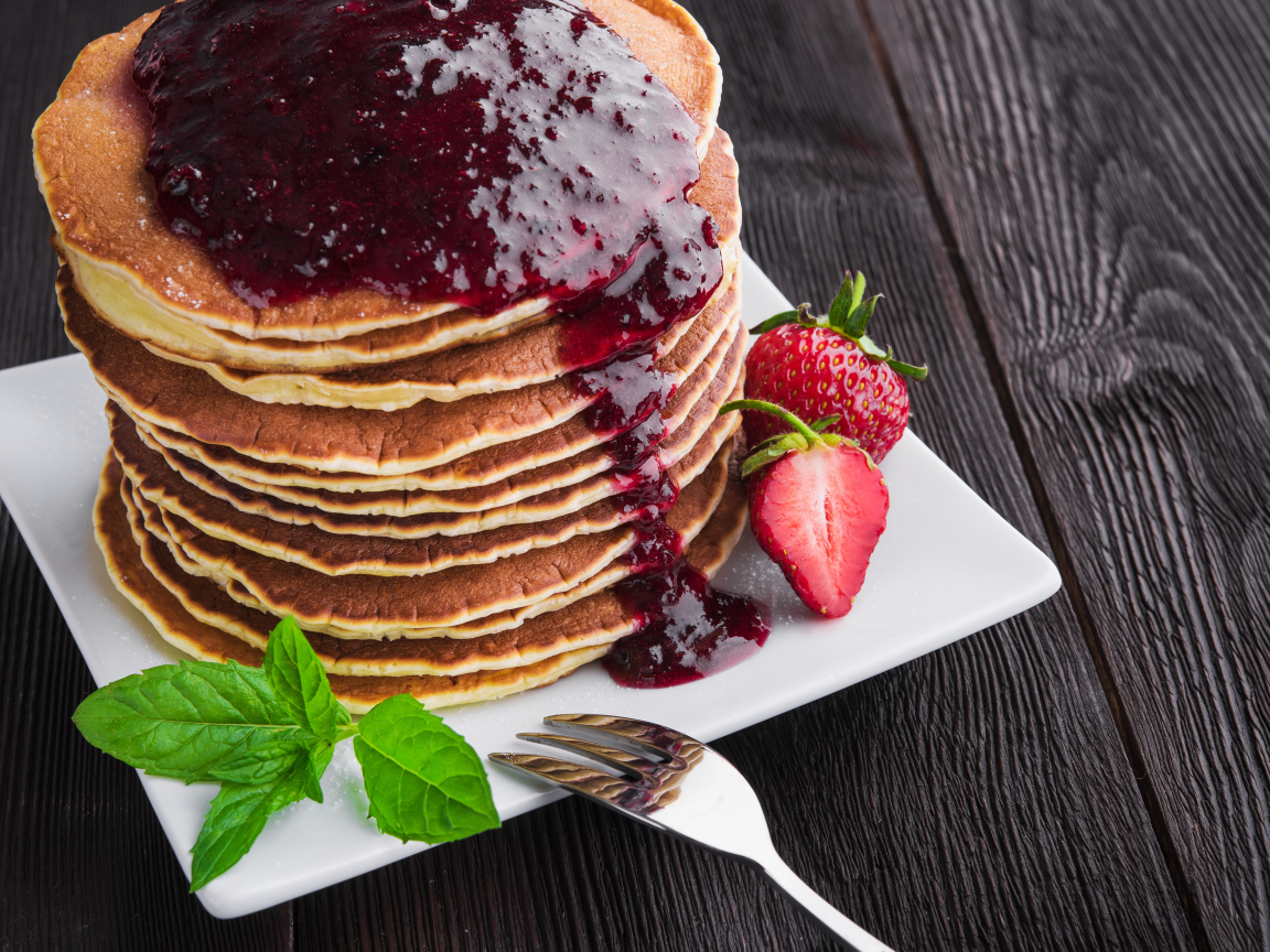 Аппетитные панкейки с джемом и ягодами клубники