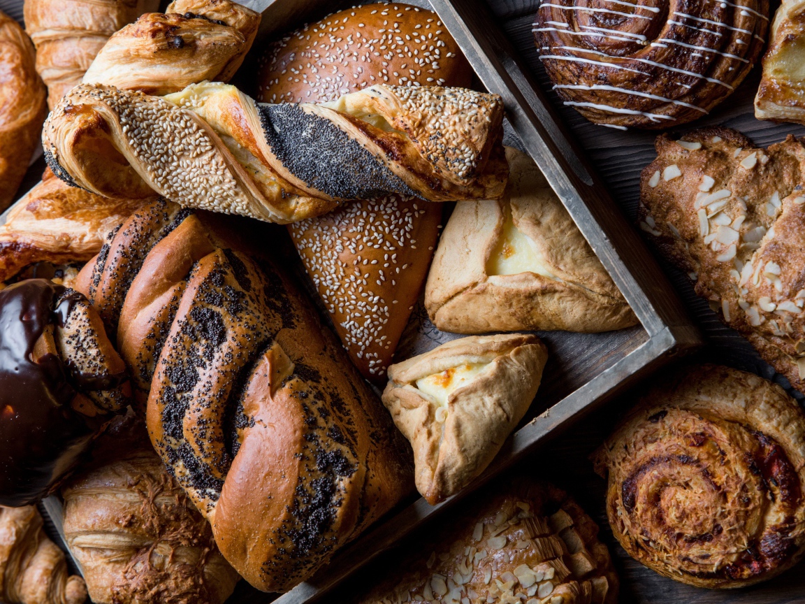 Свежая аппетитная сладкая выпечка с маком