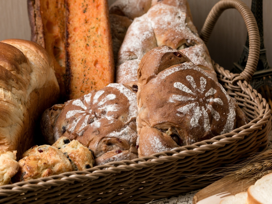 Свежие хлебобулочные изделия в плетеной корзине