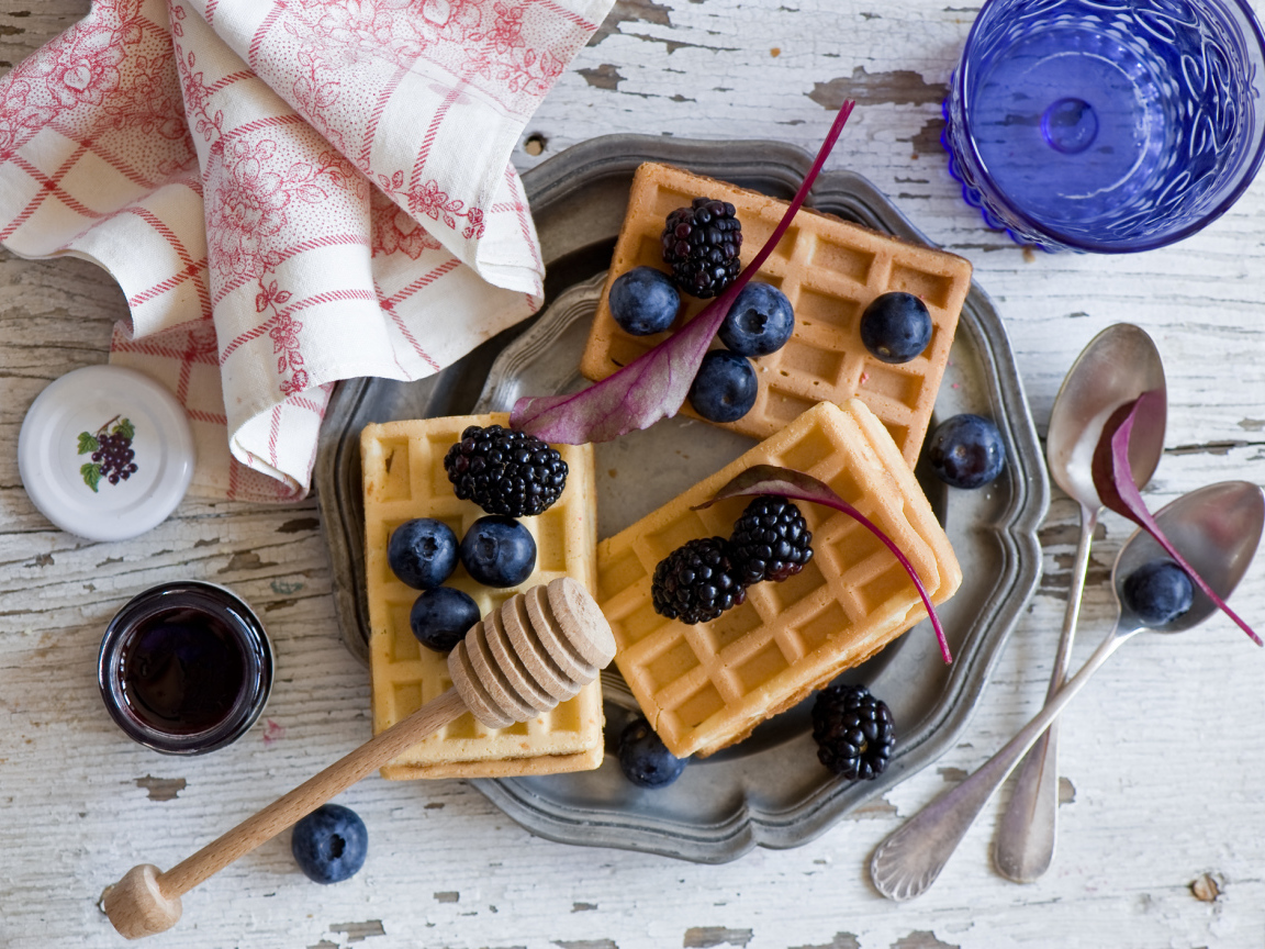Медовые вафли с черникой и ежевикой