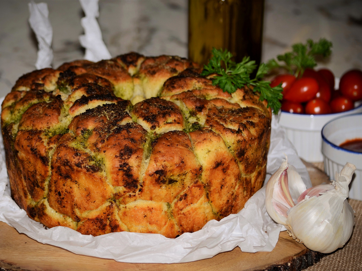 Несладкий пирог с зеленью и чесноком