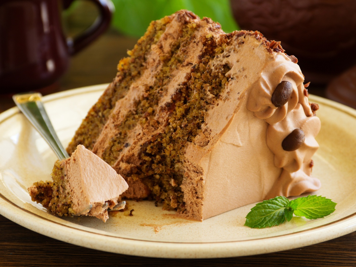 Кусок торта с орехами на тарелке