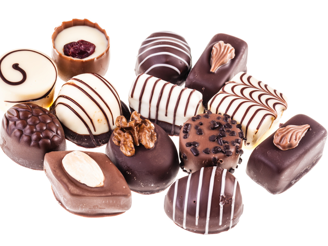 Аппетитные конфеты ассорти на белом фоне