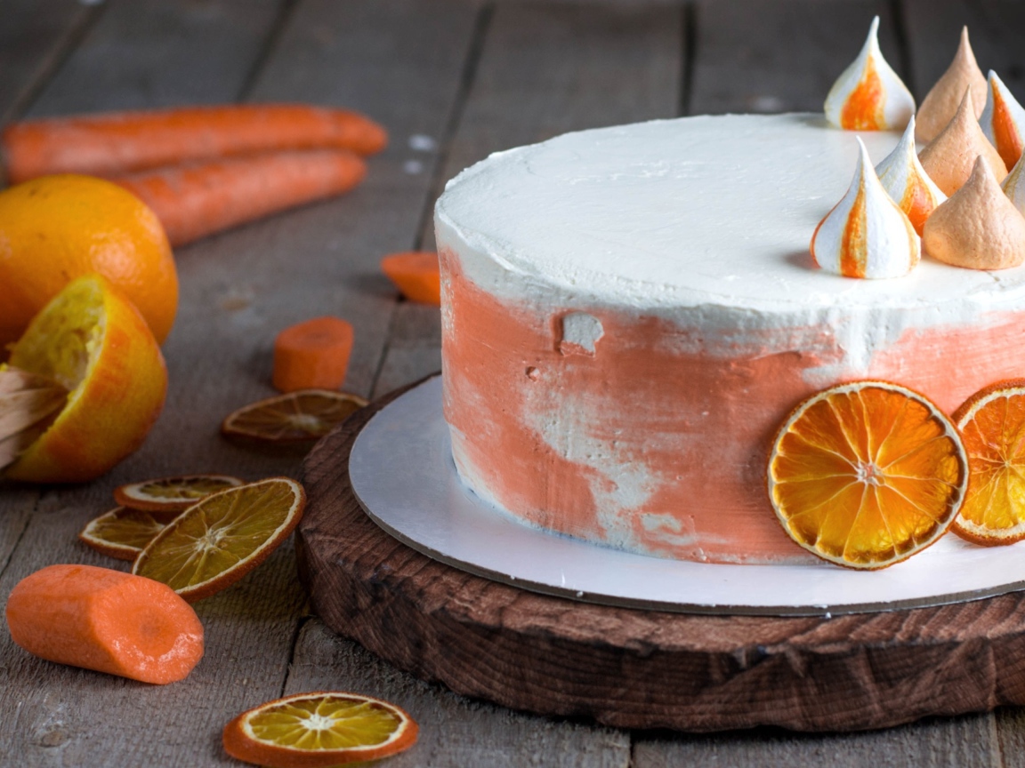 Аппетитные торт с апельсинами на столе