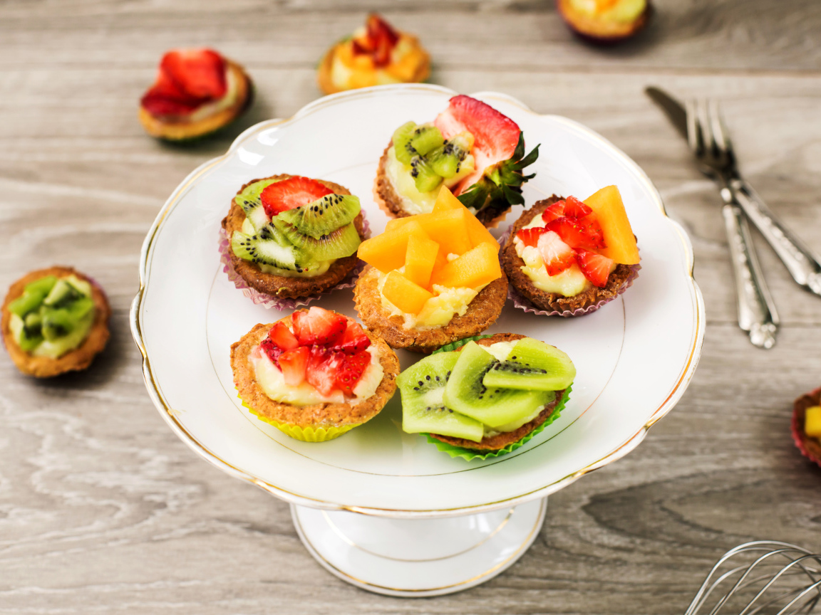 Аппетитные пирожные с фруктами