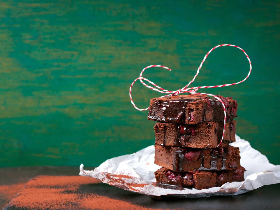 Аппетитное шоколадное пирожное брауни