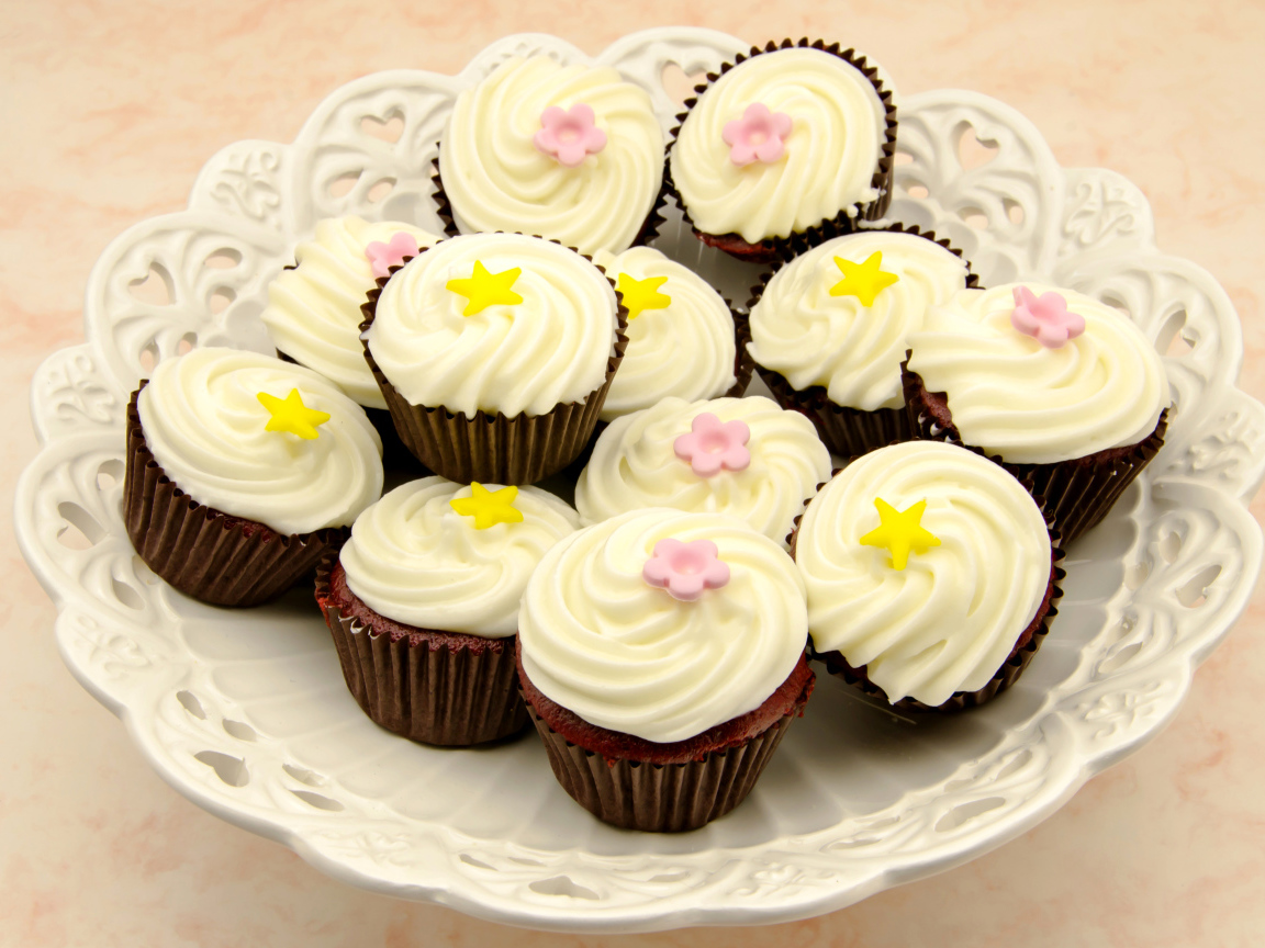 Аппетитные шоколадные капкейки с ванильным кремом