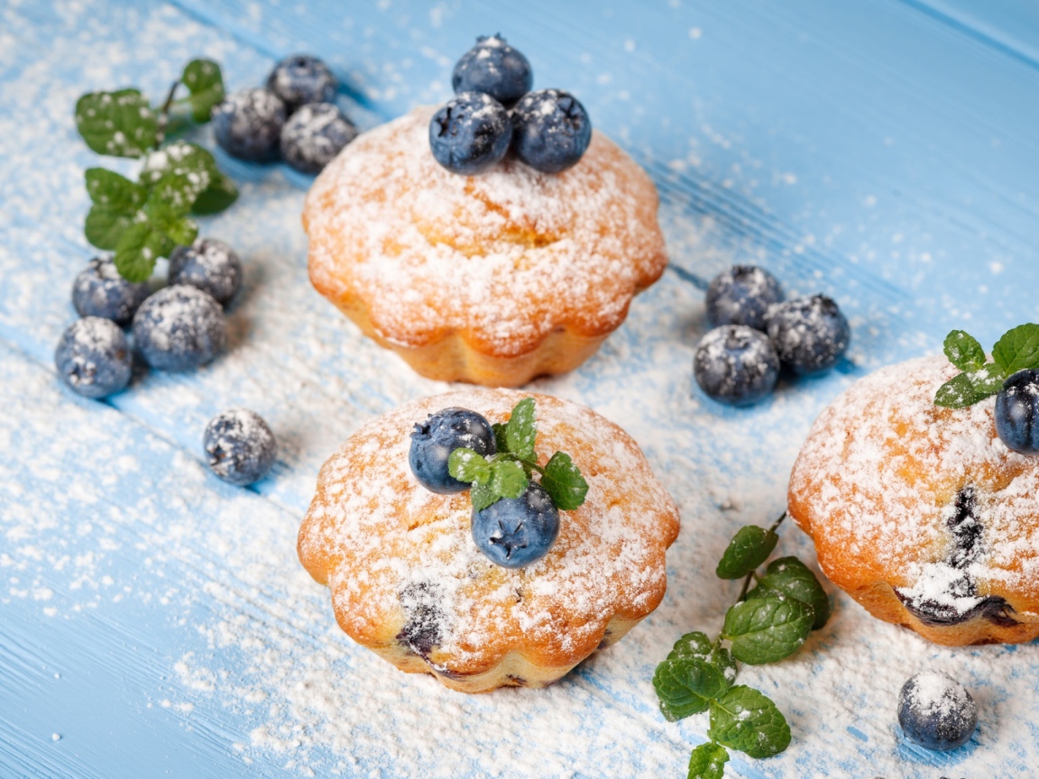 Аппетитные кексы с сахарной пудрой и ягодами черники