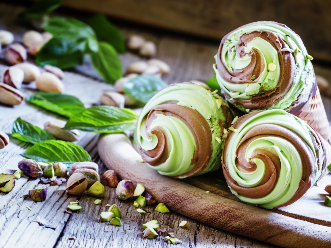 Аппетитное мятно - фисташковое мороженое 