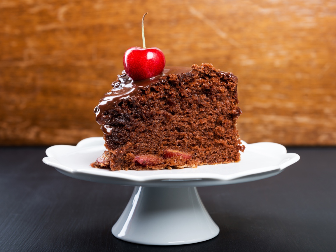 Аппетитный кусок пирога с шоколадом и ягодой черешни