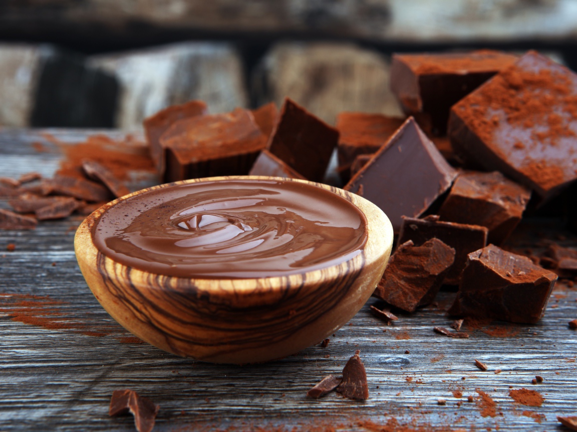 Черный шоколад с шоколадной пастой на столе