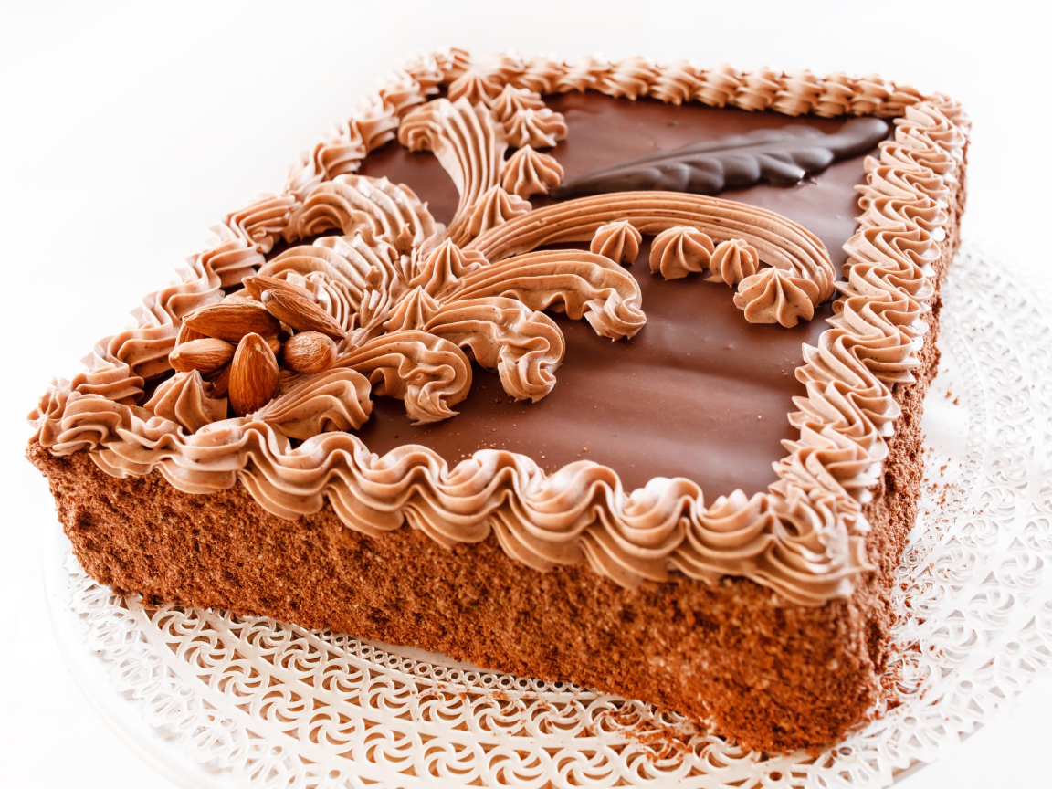 Торт с масляным кремом и миндальными орехами