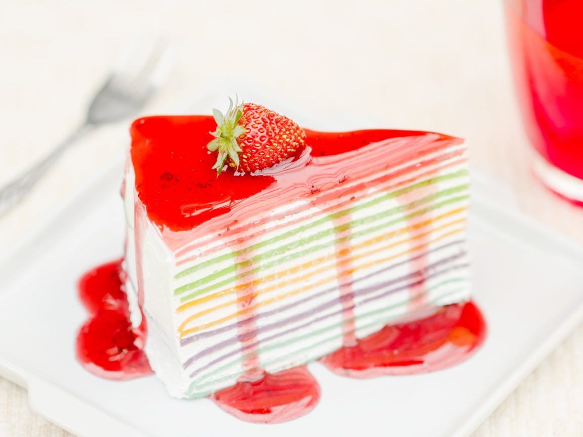 Торт с разноцветными коржами и клубничным джемом