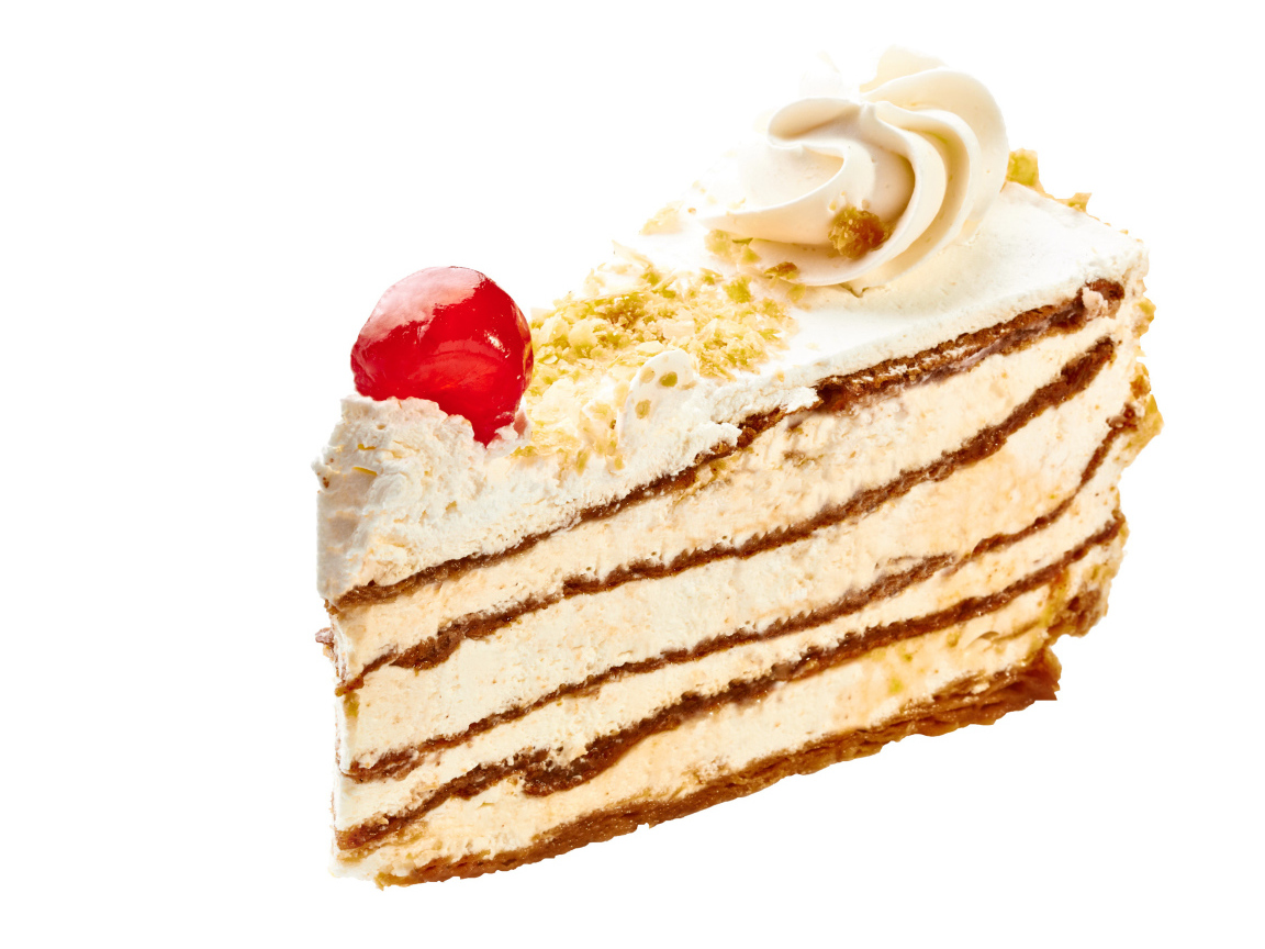 Пирожное с кремом и вишней на белом фоне