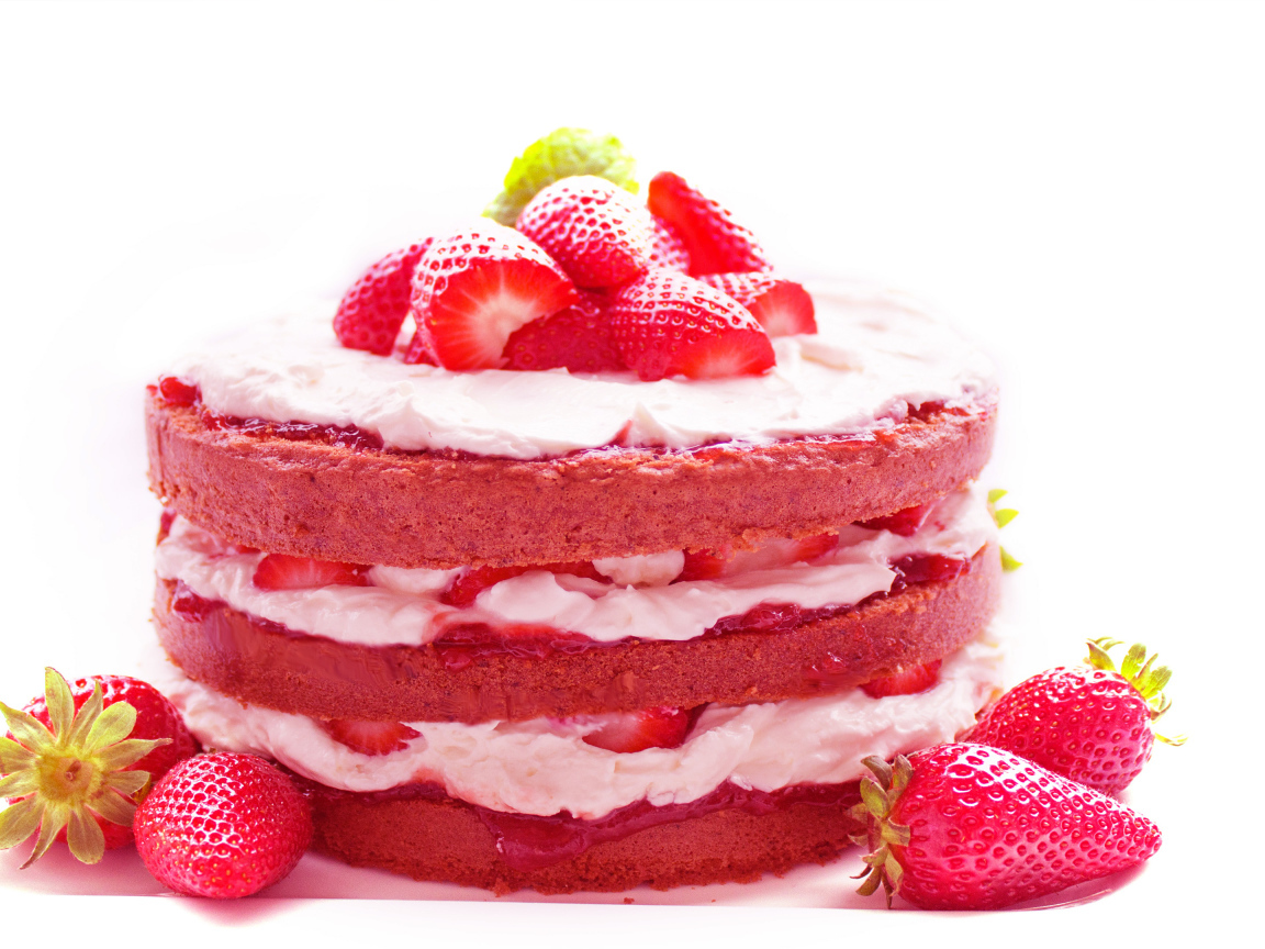 Пирожное с кремом и свежей клубникой 