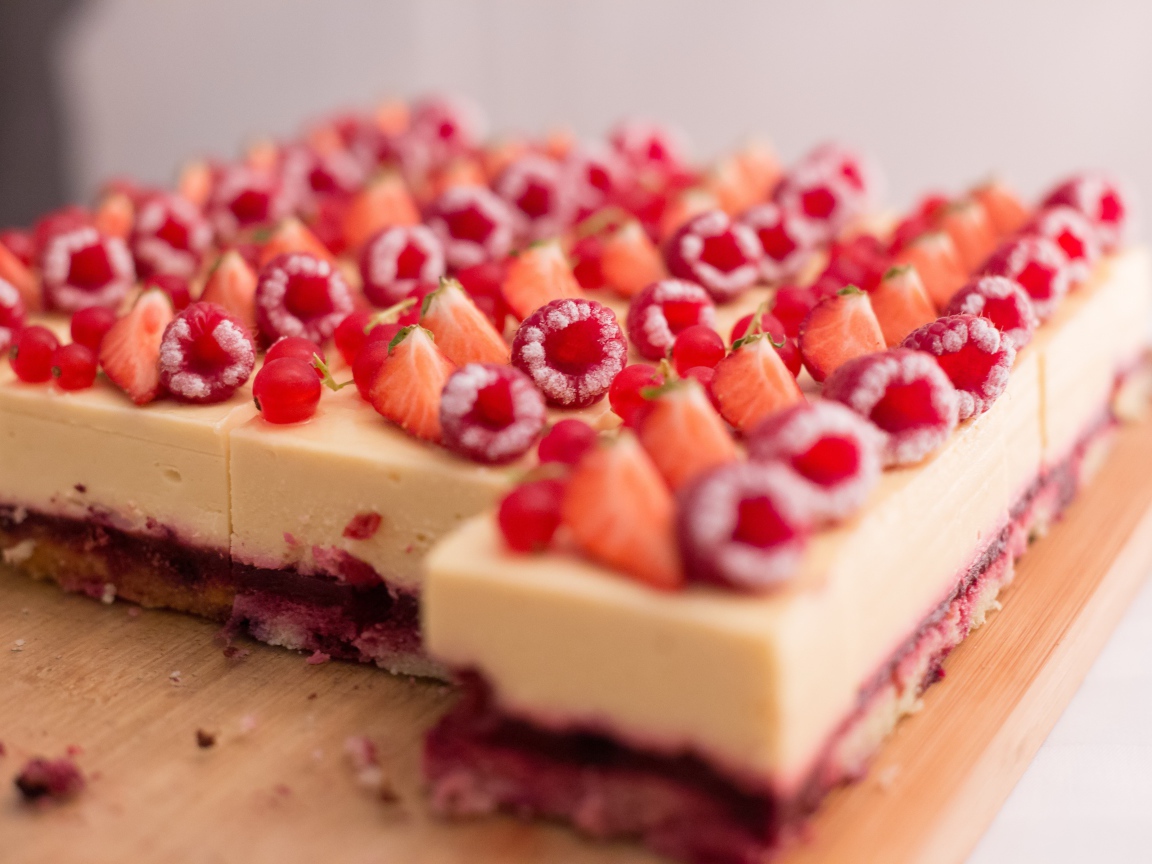 Пирожное чизкейк с ягодами малины и клубники