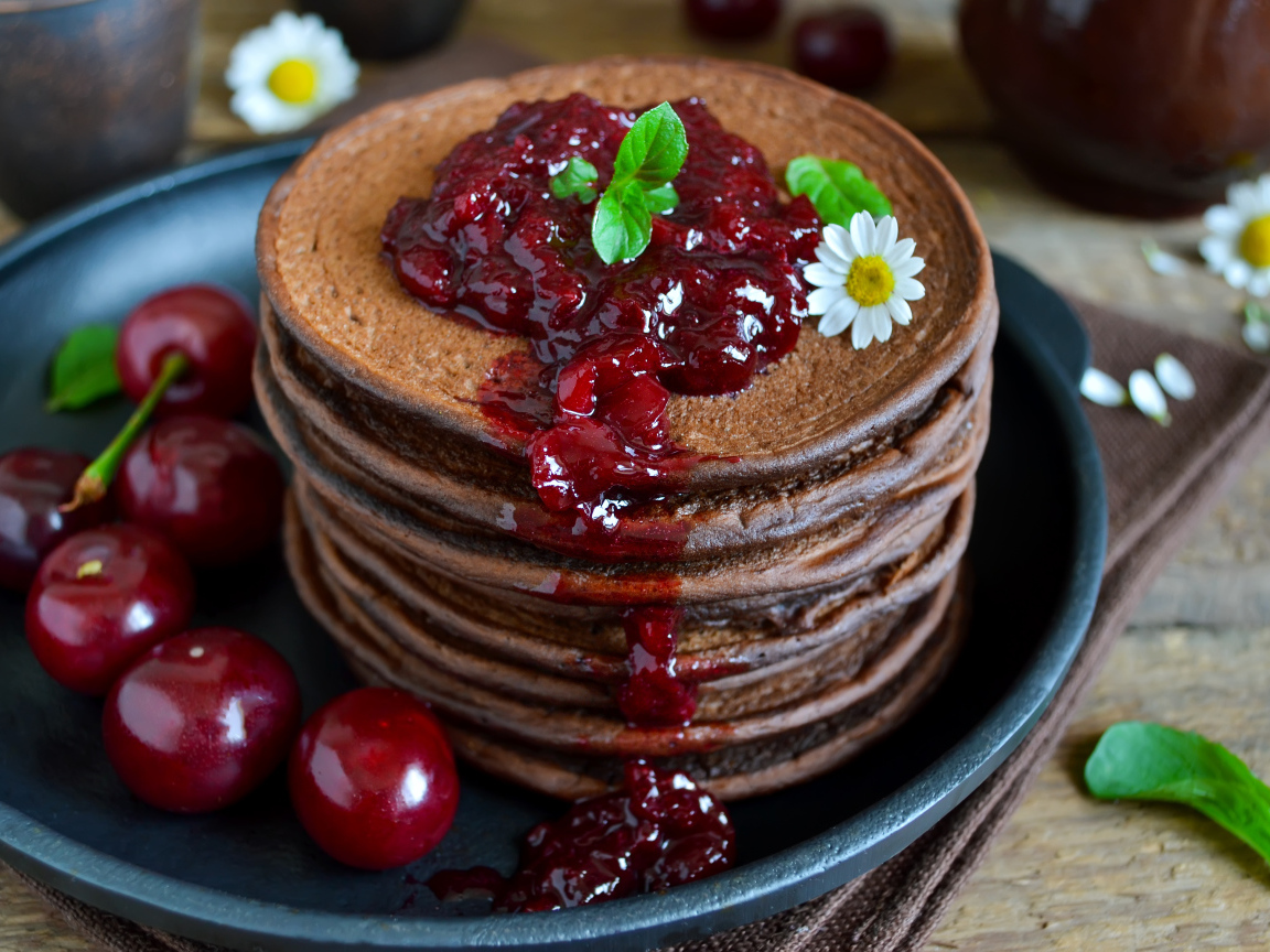Шоколадные панкейки с вишней 
