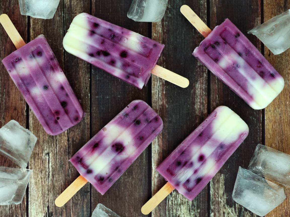 Фруктовое черничное мороженое на палочке с кусочками льда
