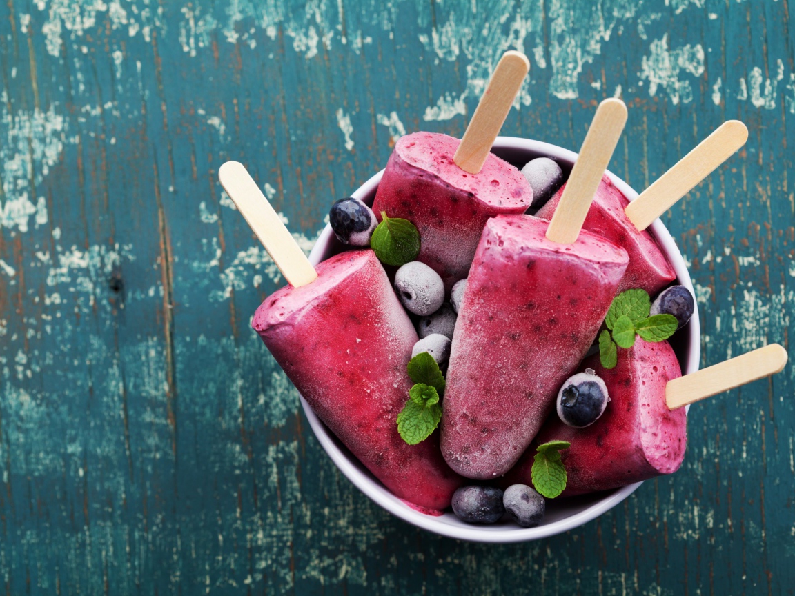 Фруктовое мороженое на палочке с черникой 