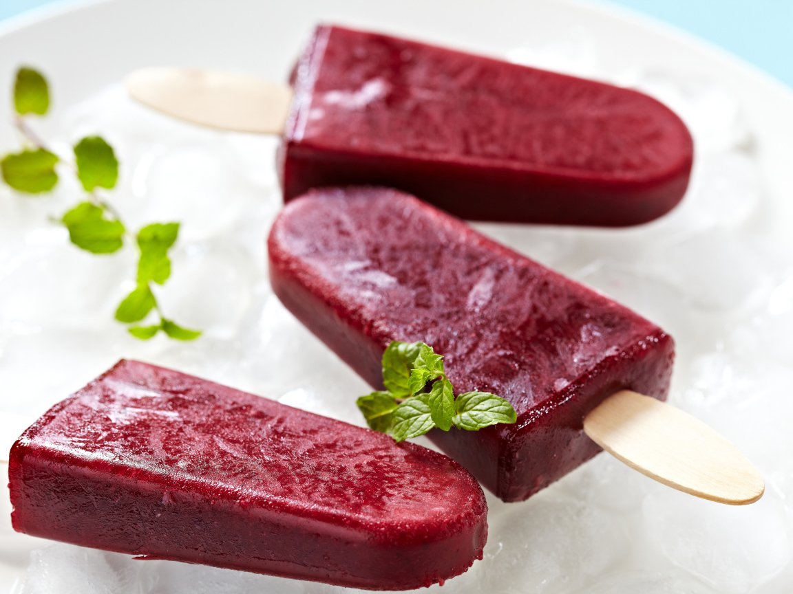 Фруктовое мороженое на палочке со свежей мятой