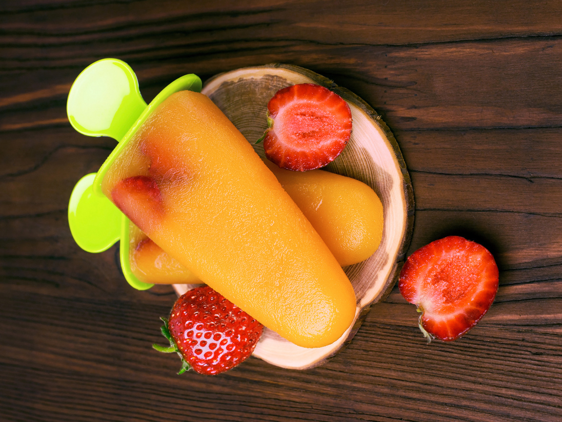 Фруктовое мороженое на палочке с клубникой