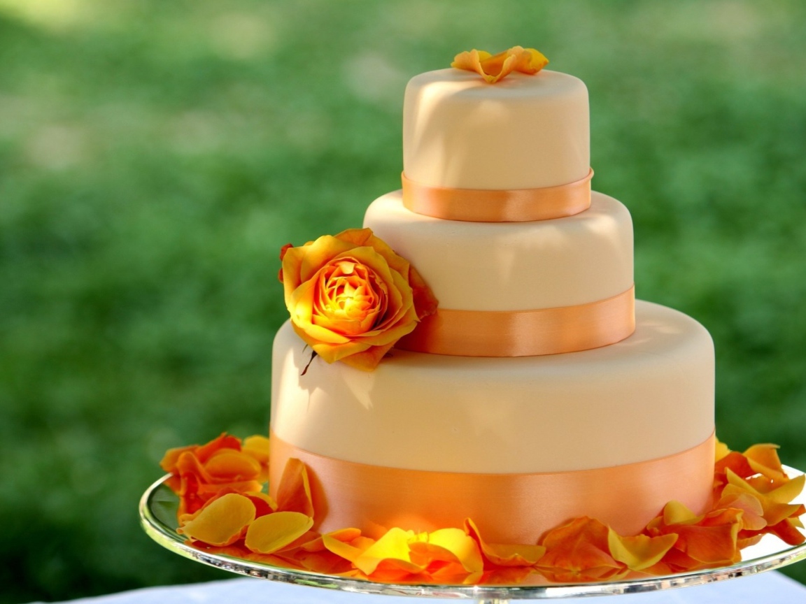 Большой многоярусный оранжевый свадебный торт с цветами