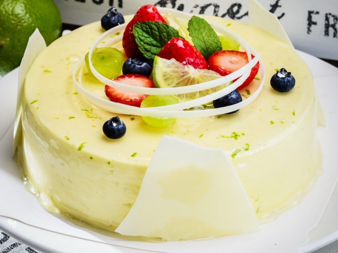 Лимонный торт со свежими фруктами 