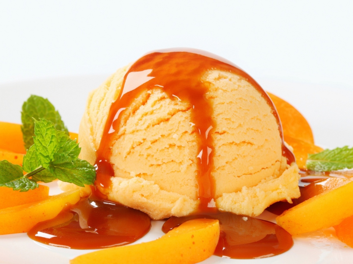 Персиковое мороженое с фруктами и джемом 