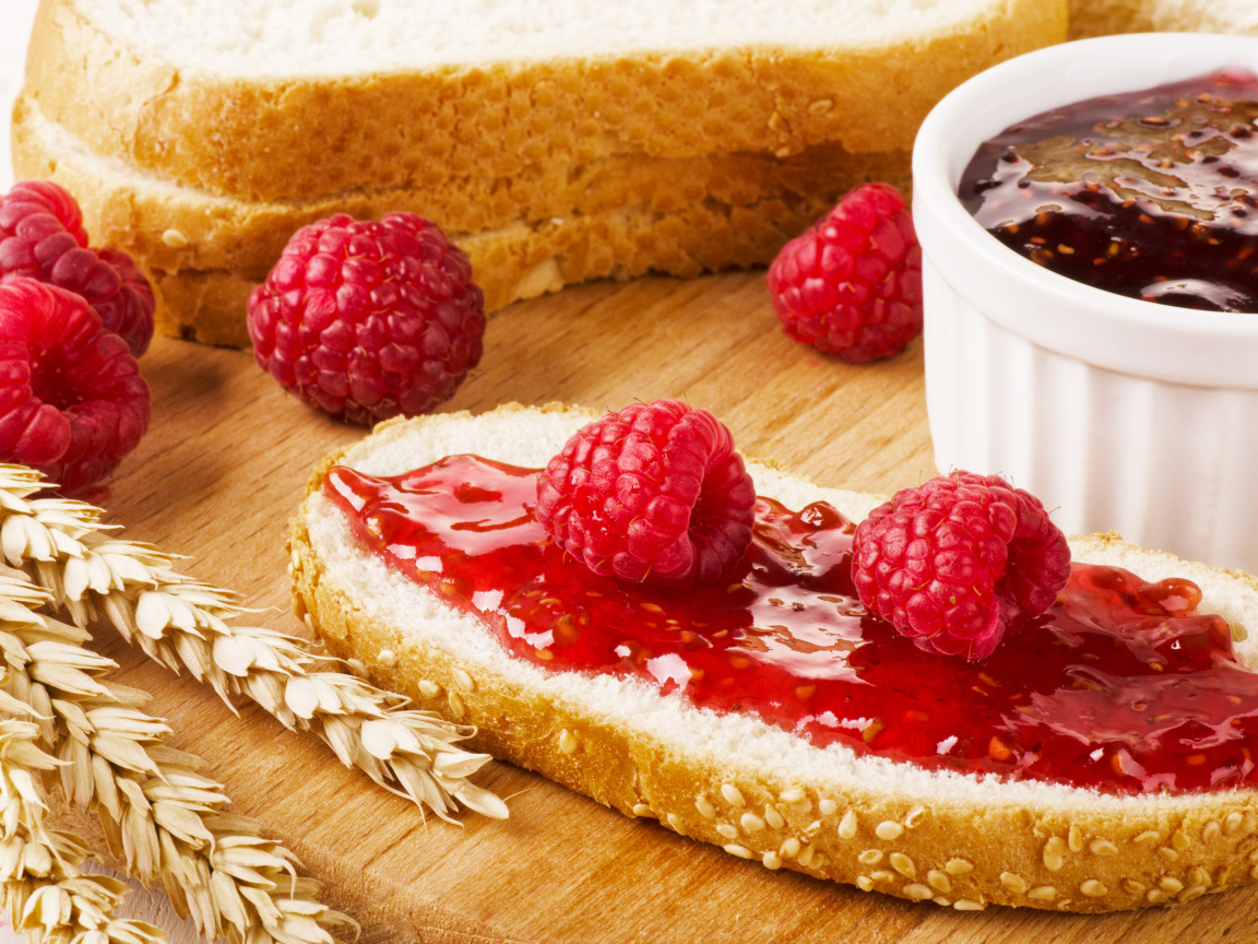 Кусочек белого хлеба с малиновым джемом 