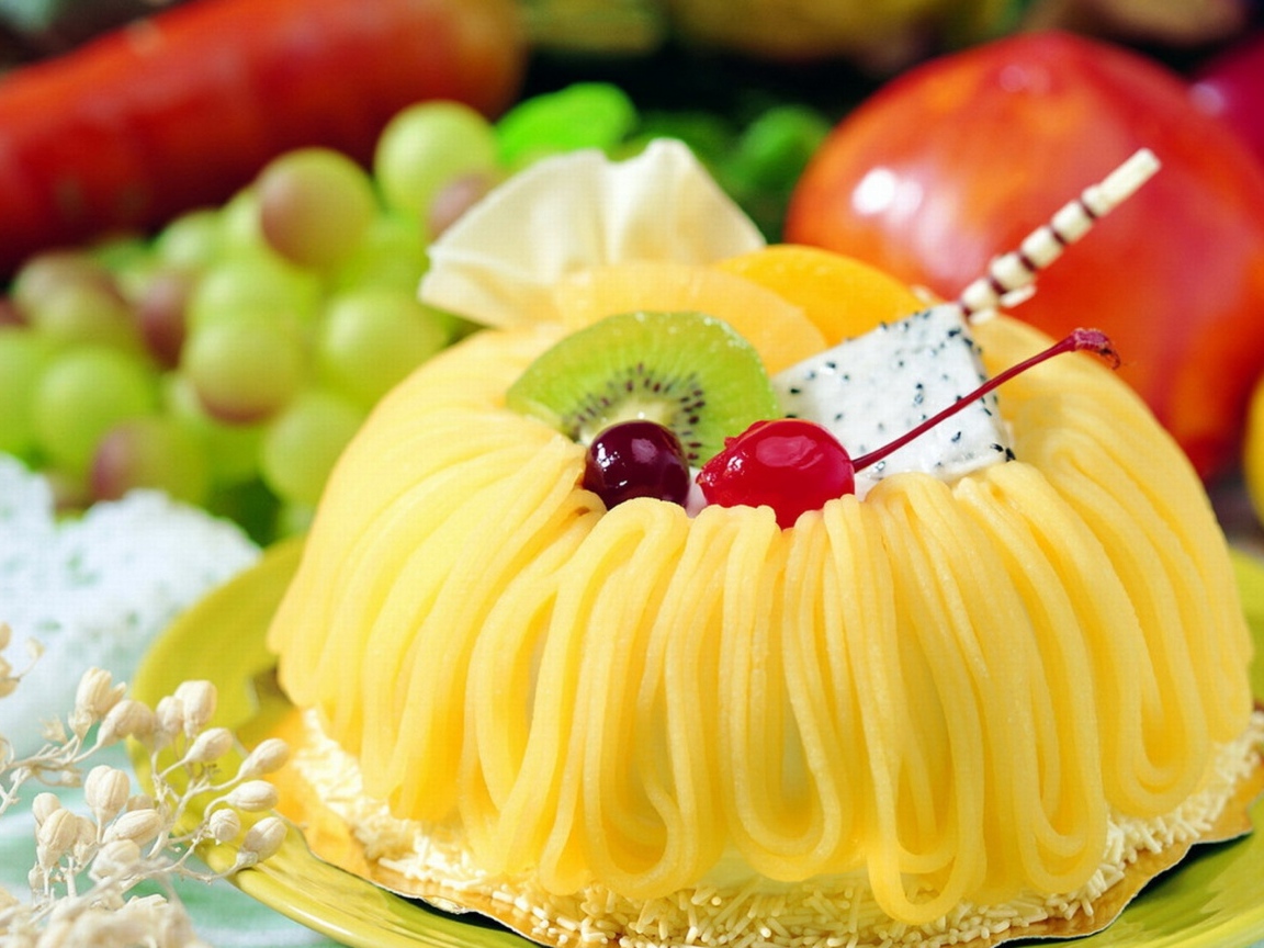 Сладкое пирожное с кремом, киви и вишней