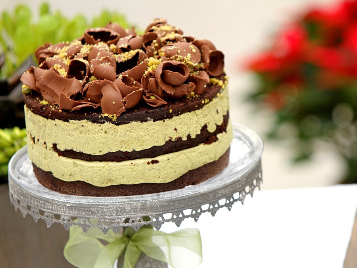 Сладкий торт с кремом и шоколадной стружкой