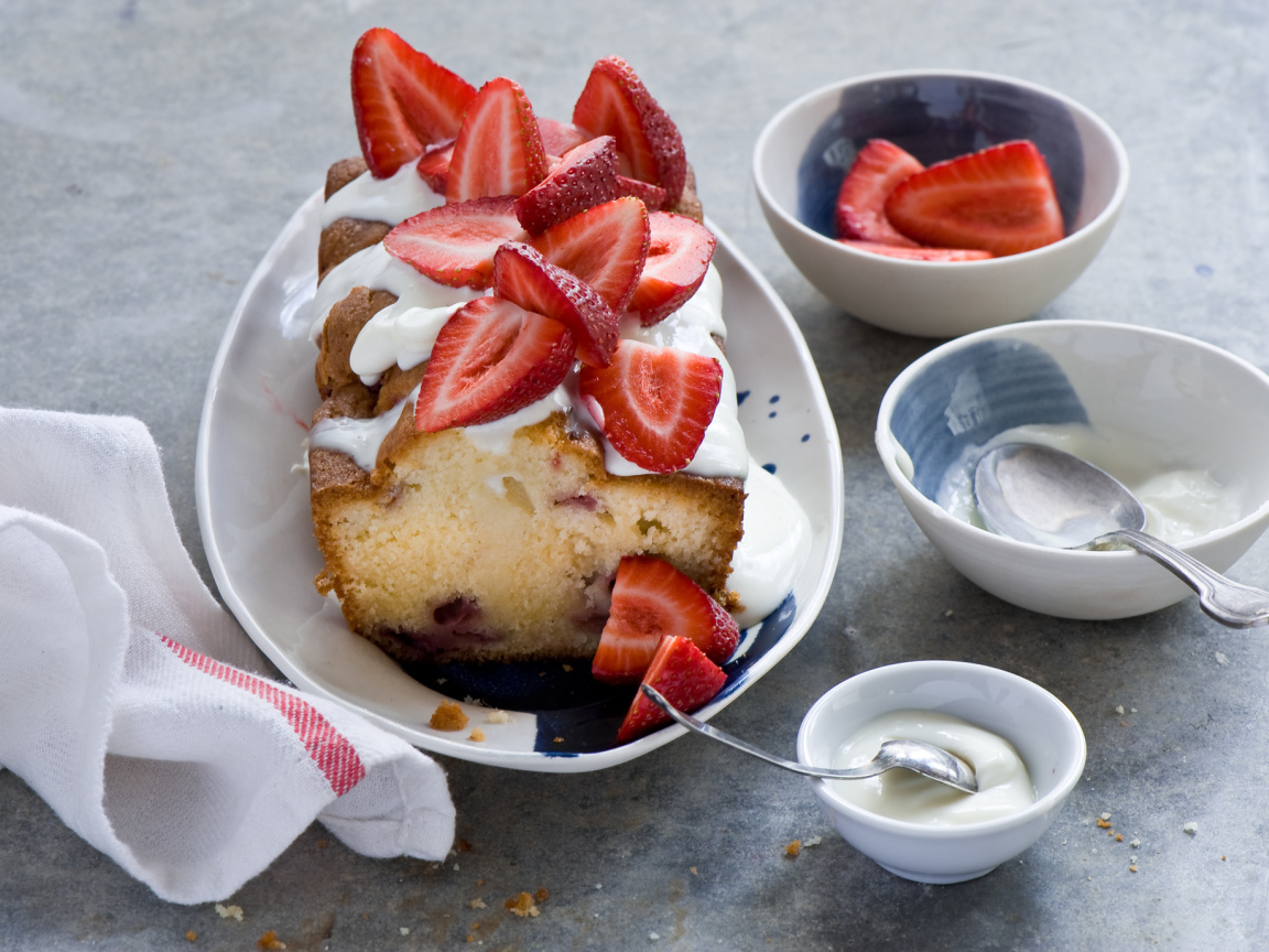 Сладкий кекс со свежей клубникой и сливками 